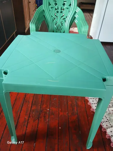 Vende se jogo de mesa com as cadeiras