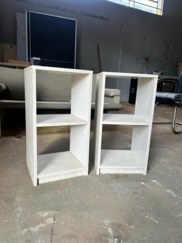 Par de Nichos/Mesas Laterais em MDF Branco Amadeirado - Novos