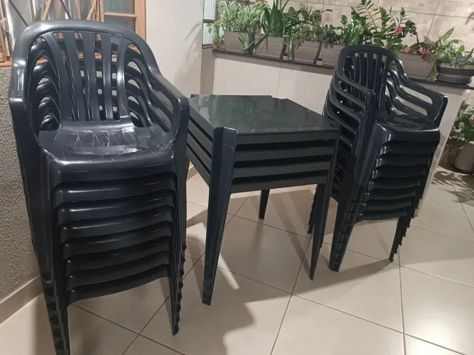 04 Mesas Plásticas com 16 Cadeiras