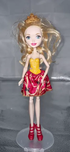 Boneca Apple White (versão básica/orçamento) da linha Ever After High
