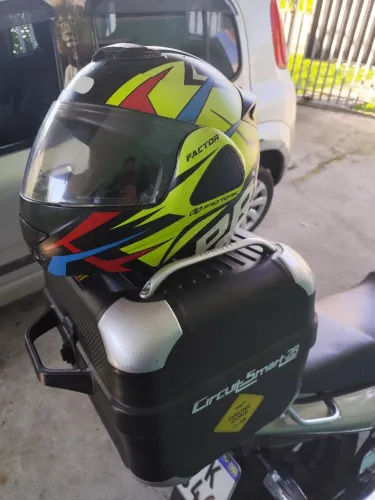 Baú de moto mais capacete
