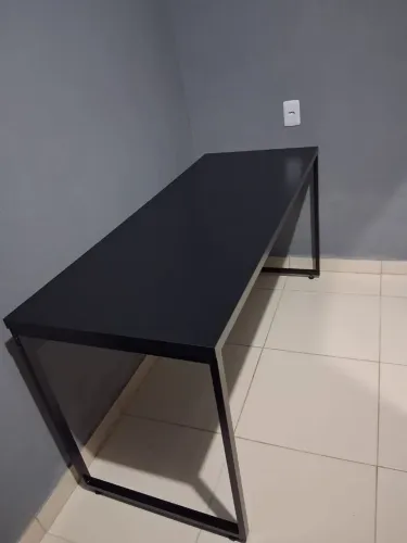 Mesa computador, semi-nova, sem marca de uso.