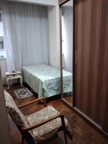 Alugo quarto individual para moça em Copacabana<br>