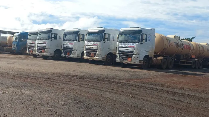  Renovação  de frota vendo um  caminhão daf 530 e um caminhao daf 510 