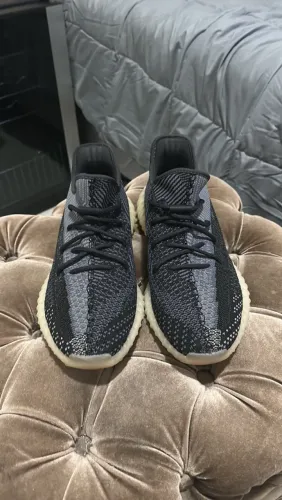 Tênis yeezy 350 carbon 