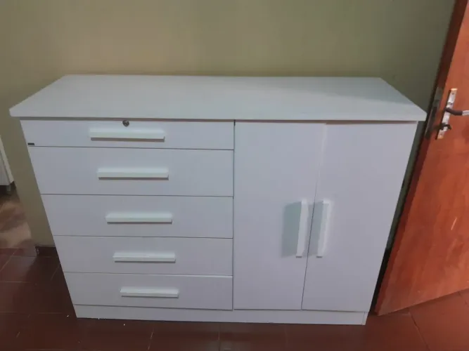 Cômoda 2 portas e 5 gavetas 