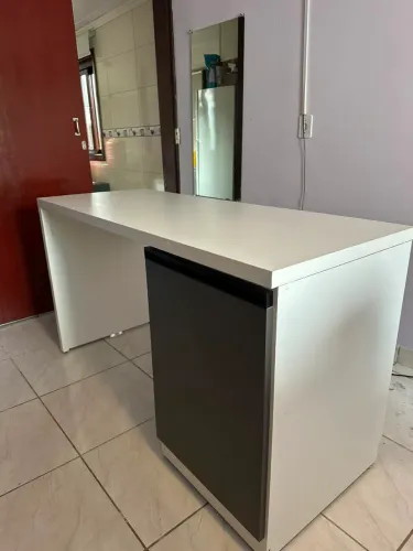 Mesa/Escrivaninha Com armário