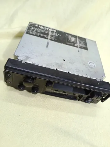 Rádio automotivo antigo Mustang