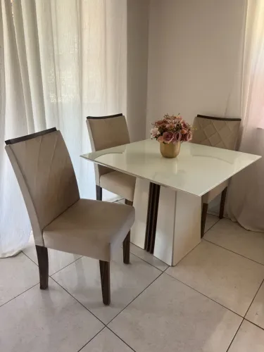 Mesa de jantar  com 3 cadeiras 