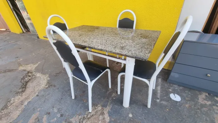 Mesa com tampo em marmore medindo 1,40 x 0,80 x 0,77 altura marcas de uso (ENTREGO GRATIS)