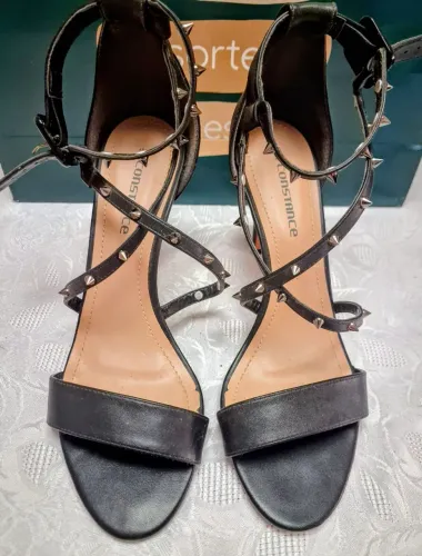 Sandália em couro e taxas da marca Constance, tamanho 39