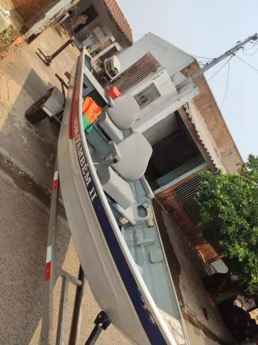 Vendo conjunto barco, motor 25 Hp, carretinha ,documentado só transferi .