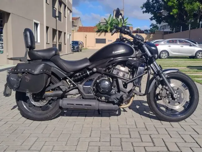 Kawasaki Vulcan 650, ano 2022, com alforje e sissi bar, único dono. IPVA pago.