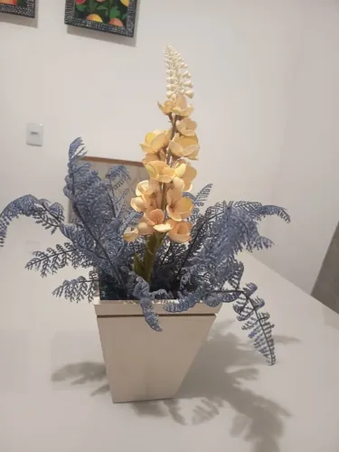 Arranjo Decorativo Floral Artificial com Folhagem Azul e Vaso Branco