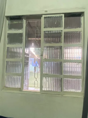 Janela e porta usada