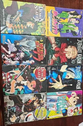 kit com mangás novos e dois bonecos de anime de brinde
