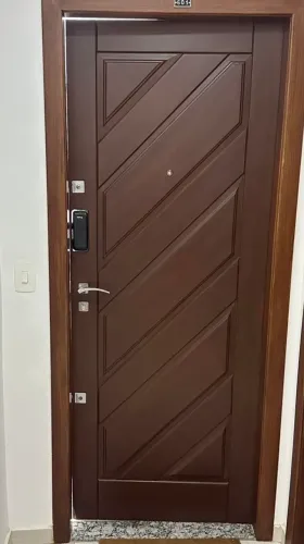 Porta entrada em madeira maciça 