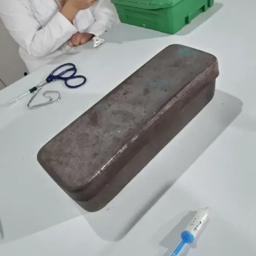 Pequena Caixa de metal com tampa década de 80 colecionável Largura = 3,5 cm Comprimento