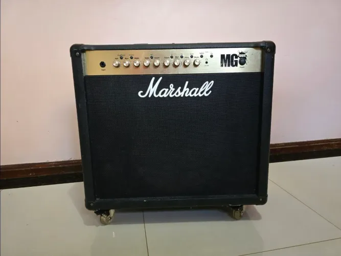 Amplificador Marshall MG100FX + footswitch