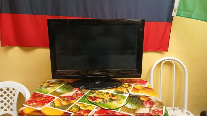 Tv retirada de peças.