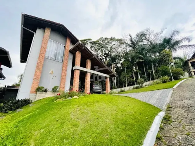 Casa com 3 dormitórios para alugar, 136 m² por R$ 4.500/mês - Centro - Blumenau/SC