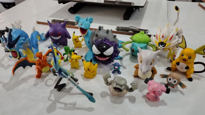 20 pokémons - diversas marcas - actions figures