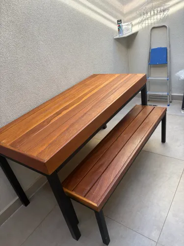 Mesa e banco em cumaru e aço 