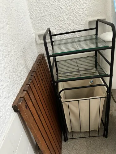 Cesto de roupa suja com prateleiras