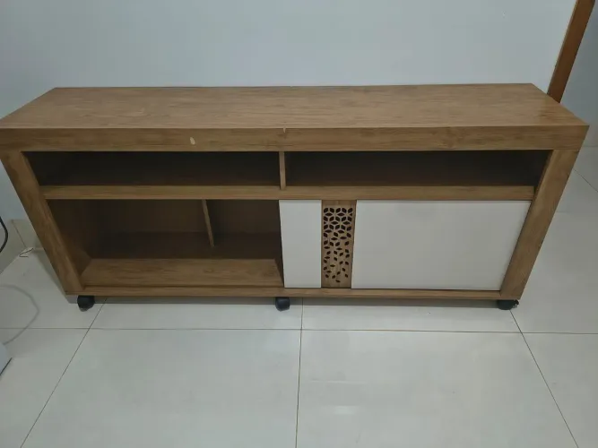 Rack para TV com Rodinhas e Porta de Correr - Ótimo Estado