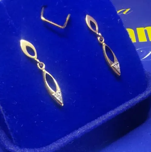 Brinco Pedra Diamante Ouro Detalhes Ouro Branco e Amarelo Ouro 18 Kilates Peso 0.97 Grama