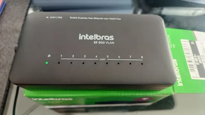 switch Intelbras SF 800 VLAN com 8 portas Fast Ethernet.