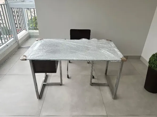 Conjunto Home Office Tok&Stok (mesa com gaveteiro e cadeira com rodízios)