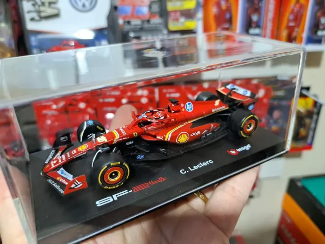 Miniatura F-1 2024 Ferrari SF-24 #16 Com Piloto Leclerc Com Acrílico Bburago 1:43 Lacrado