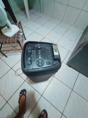 Vendo um som da marca punse com controle está tocando muito bem e limpo