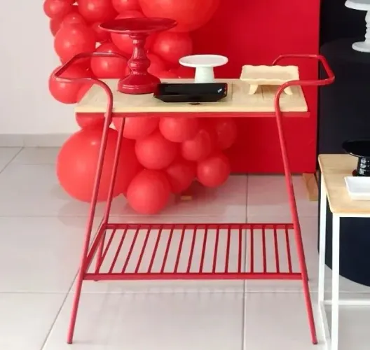 Aparador vermelho