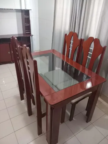 Mesa de madeira com 4 cadeiras em ótimo estado