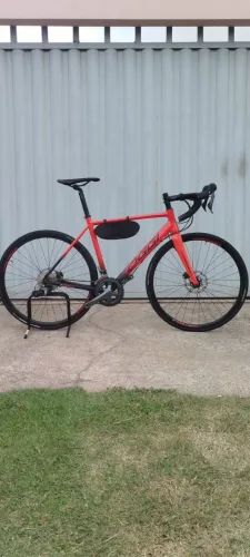 Bicicleta Speed OGGI Stimolla Race Team kit Tiagra 2x10, freio hidraulico Shimano Tiagra M