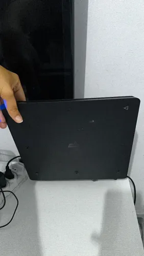 PLAYSTATION 4 SLIM 1TB + 2 CONTROLES ORIGINAIS ?