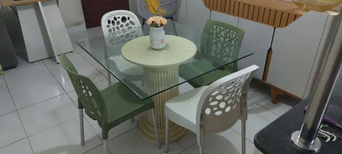 Vende-se mesa de jantar  com tampo de vidro de 1mt/ 90cm +4 cadeiras + 4  