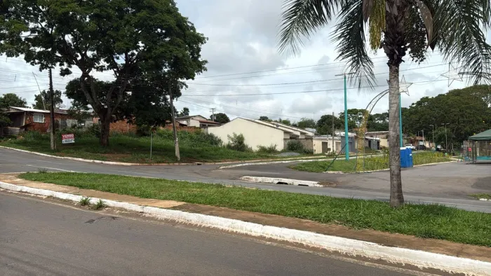 EXCELENTE AREA NA AVENIDA E FRENTE PARA O LAGO EM SENADOR CANEDO