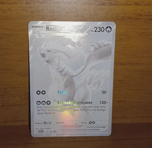 Carta de Pokémon reshiram monocromatico