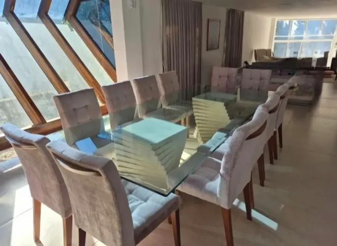 Mesa de alto padrão com 14 cadeiras