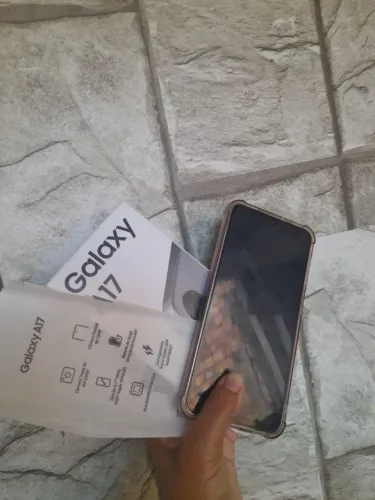 Vendo a 17 Samsung 20 dias de uso celular Esta novo motivo da venda saúde tem tudo e caix