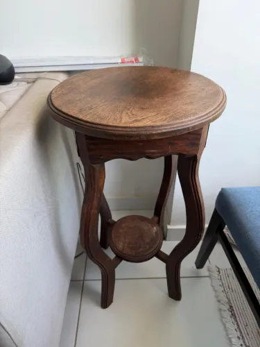 Vendo Duas mesas de apoio de Madeira Maciça