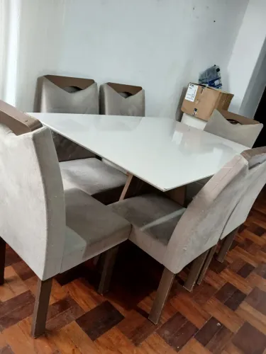 VENDE-SE URGENTE MESA DE JANTAR COM CADEIRA MOTIVO MUDANÇA