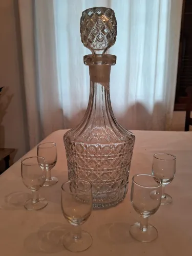 Licoreira antiga com tacinhas de licor
