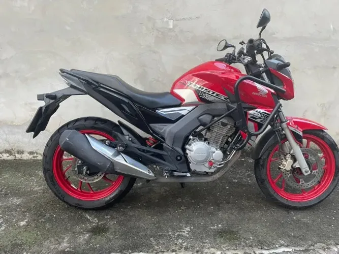 Honda CB Twister 250 ABS Vermelha