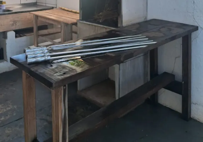 Mesa maciça de apoio para churrasqueira + 4 espetos de alumínio