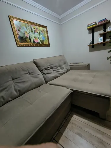 Sofá retrátil cinza madeiramento forte