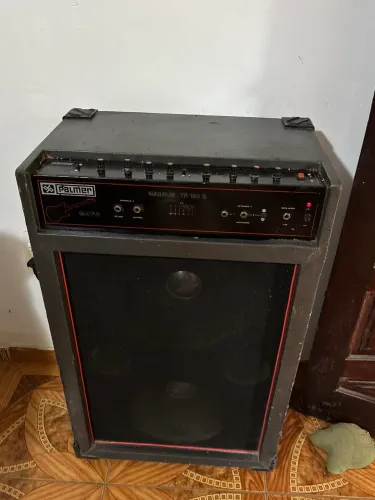Caixa de som amplificada funcionando